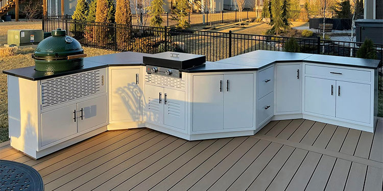 Rock Run Cabinetry Aluminum Outdoor Kitchen Cabinets shown in Sky White Peel